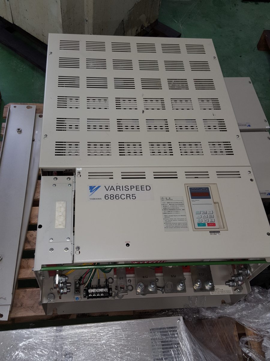 Yaskawa / Varispeed 686CR5 Inverter CIMR-CRA4200 400V 200kW 画像0