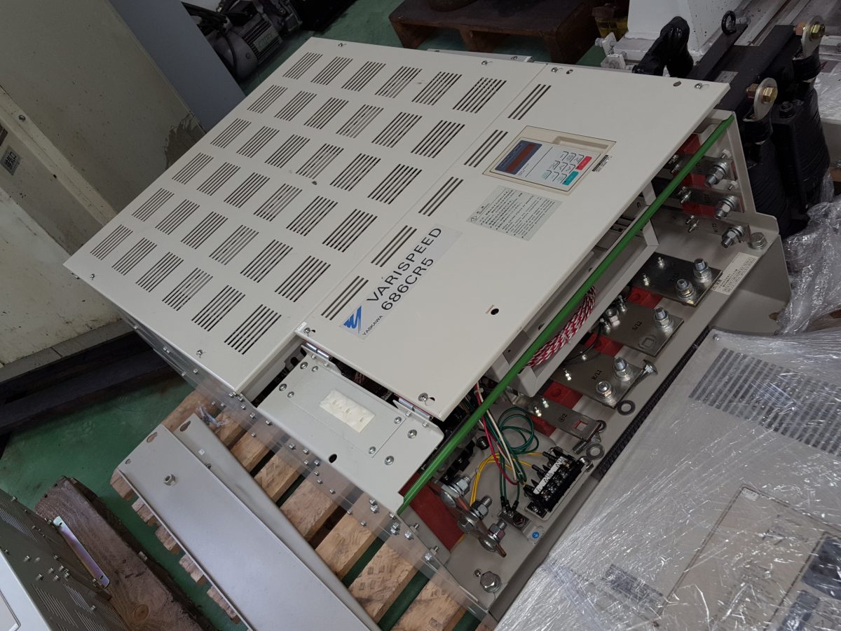 Yaskawa / Varispeed 686CR5 Inverter CIMR-CRA4200 400V 200kW 画像1